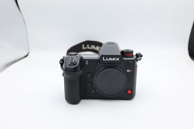 [USATO] Panasonic Lumix S1H – Mirrorless Full Frame professionale per foto e video 6K + 2 batterie aggiuntive patona